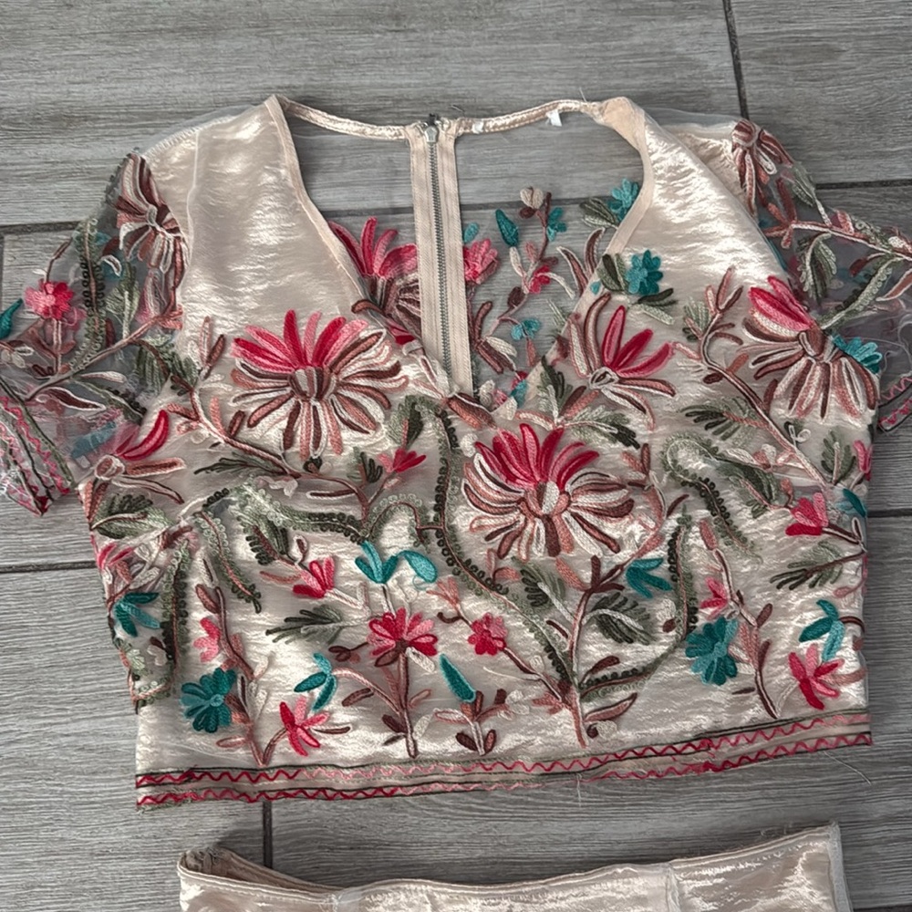 Elegant Floral Skirt Set with Sheer details Size Small - Picture 6 of 11